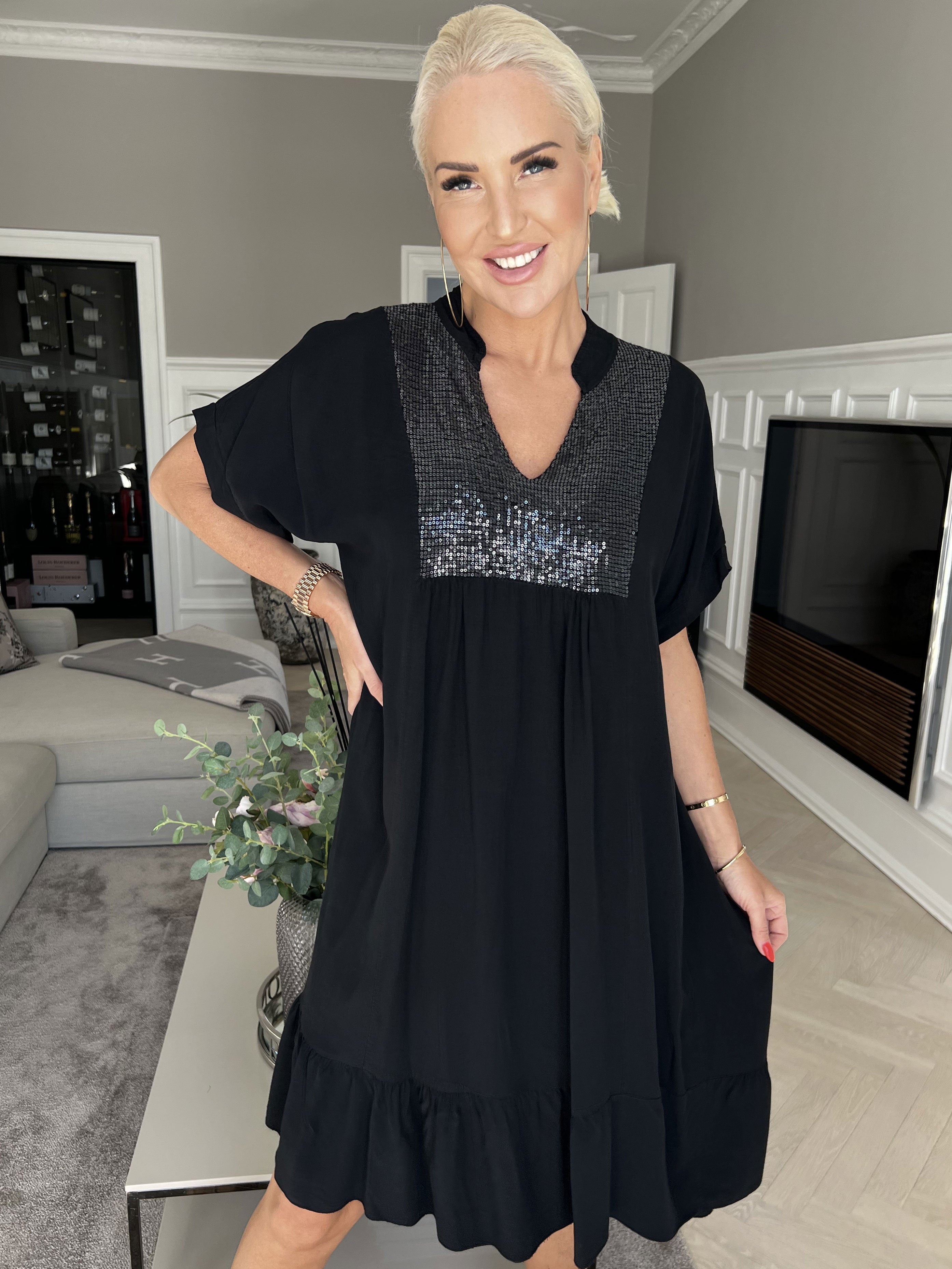 Cecil - Klänning i viskos med paljetter och ruffig fåll